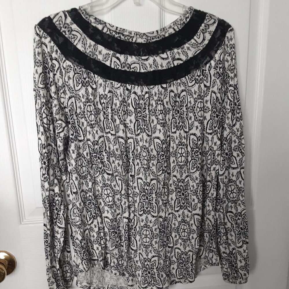 Faded Glory Size Medium Black/White Blouse w/Black Embroidered Scoop Neckline